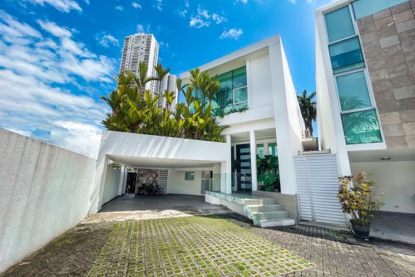 Venta de moderna casa con piscina propia en altos del golf complejo cerrado