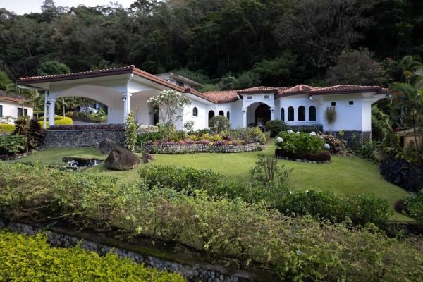 Impresionante casa de 3 habitaciones y 3,5 baños en valle escondido