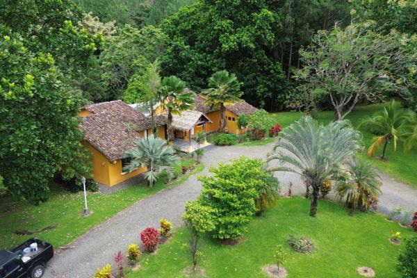 Casa de montaña con vistas y arboles frutales