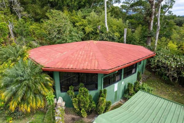 Tres casitas en ubicación privilegiada de volcancito