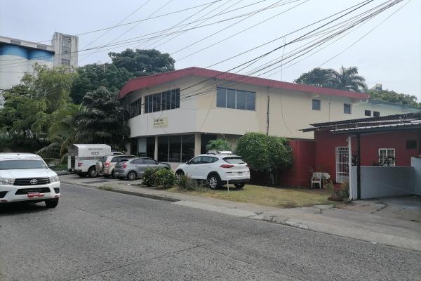 Venta de terreno con edificio comercial de dos pisos