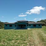 Casa nueva con 2.7 hectares y rio en boquete