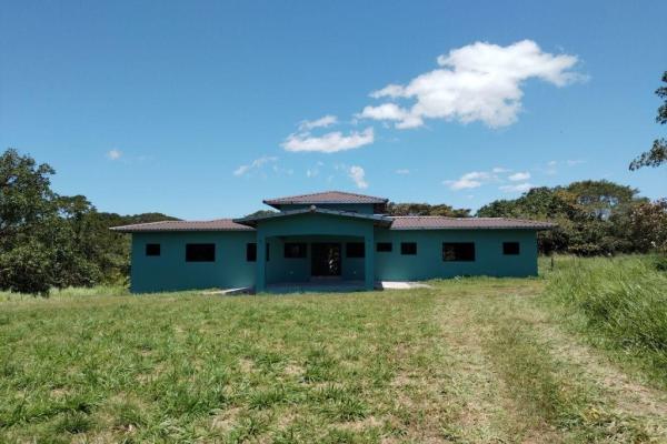 Casa nueva con 2.7 hectares y rio en boquete