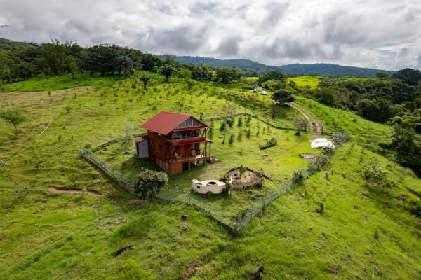 Finca de 10 ha con acogedora cabaña de 2 rec. en boquete