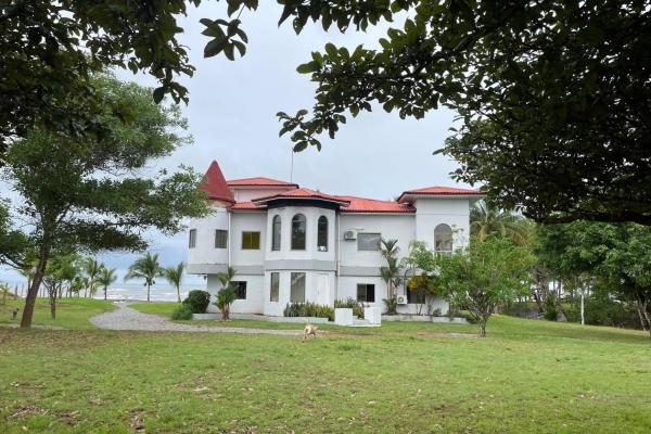 Su casa de playa de lujo en un terreno generoso