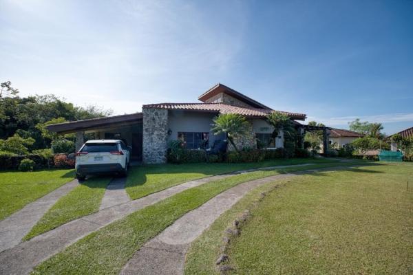 Elegancia rústica: casa en los molinos boquete