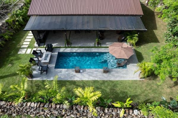 Acogedora casa con piscina y jardín tropical en dolega