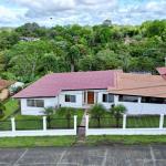 Casa remodelada en las cumbres con vista al lago y amplio terreno