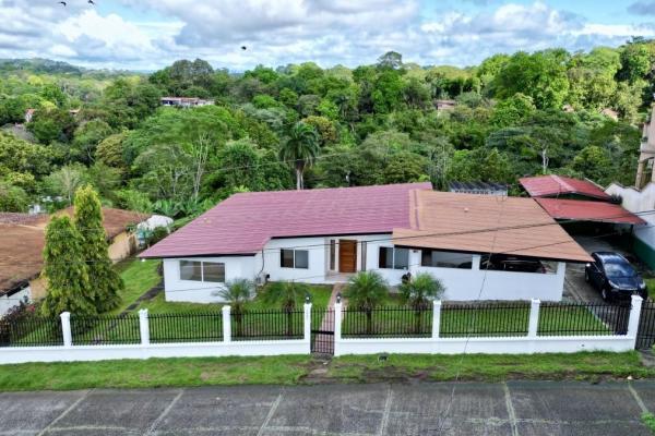 Casa remodelada en las cumbres con vista al lago y amplio terreno