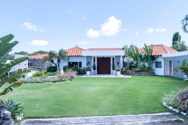 Venta de casa de playa en punta barco: elegancia y confort frente al mar.