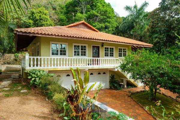 Casa unifamiliar con piscina en las faldas del cerro ancón