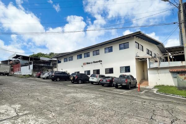 Se vende edificio de oficinas con galeras en la urb. industrial orillac