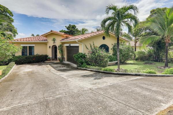 Hacienda pacífica: casa en lote grande a 10 min de coronado