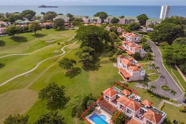 Casa adosada de tres dormitorios con piscina privada