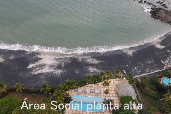 Apartamento en la playa de 3 dormitorios, 2 baños y cocina abierta.