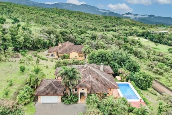 Impresionante casa con piscina en lucero golf and country club boquete