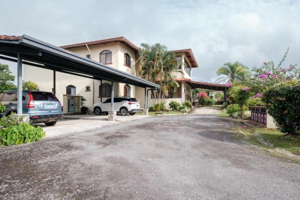 Elegante condominio con piscina cerca de boquete panamá