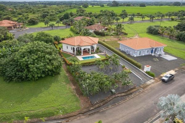 Casa en venta con piscina en costa pedasi