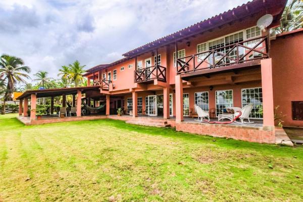 Hermoso terreno y casa de playa en mar caribe