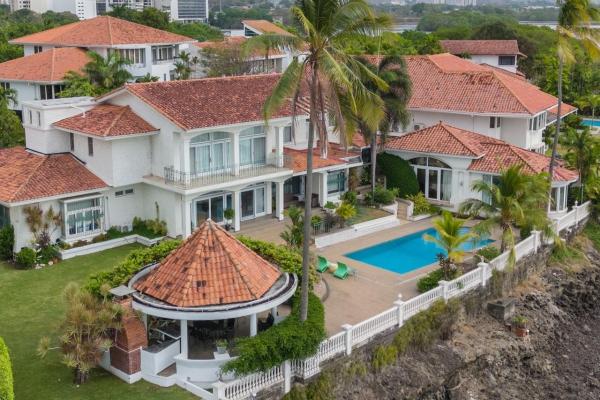 Casa frente al mar en coco del mar