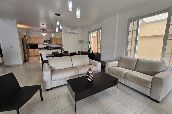 Venta casa esquina villa valencia, costa sur