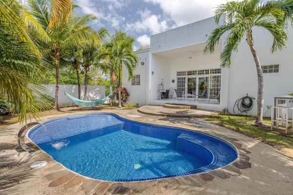 Casa moderna de 3 dormitorios con piscina en el centro de coronado