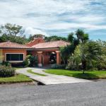 Courtyard home in gated community boquete panama