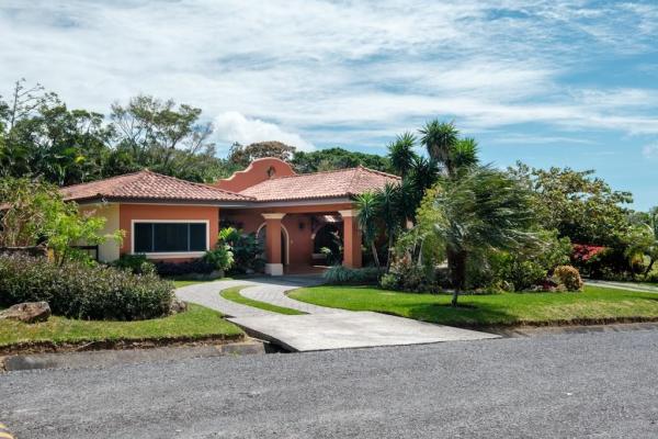 Courtyard home in gated community boquete panama