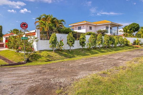 Casa de dos pisos en esquina en venta en gorgona