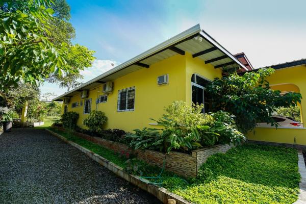 Casa de 4 dormitorios con casa de invitados en una hectárea.