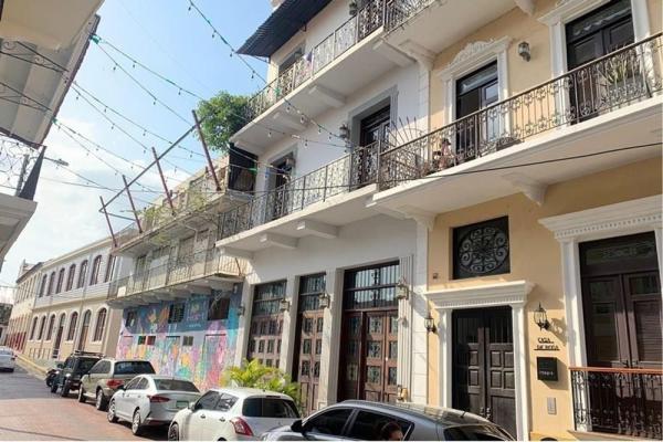 Venta y alquiler de casa comercial con cinco niveles, casco antiguo