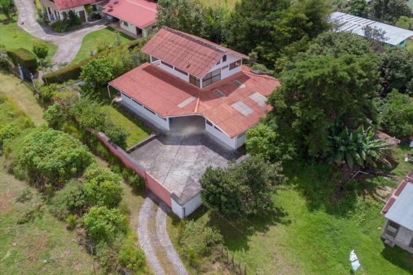 Se vende impresionante casa contemporánea en volcán