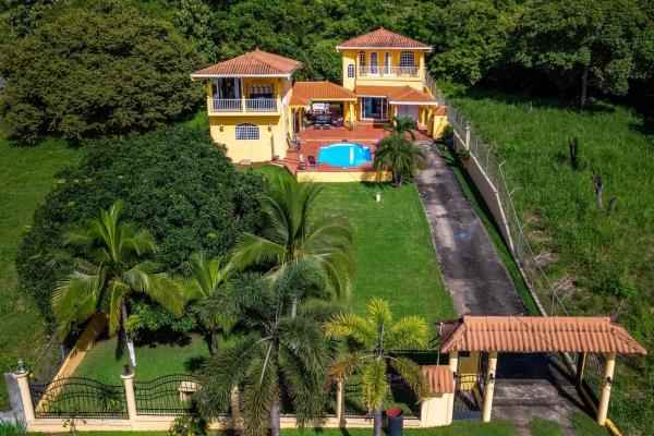 Dos casas con piscina - ¡a solo dos cuadras de la playa!