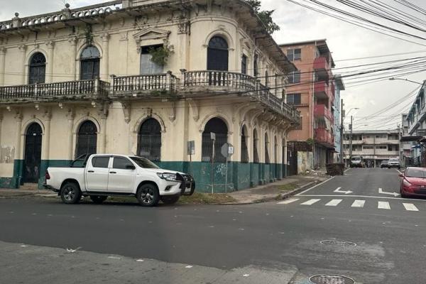 Antigua casa de dos plantas