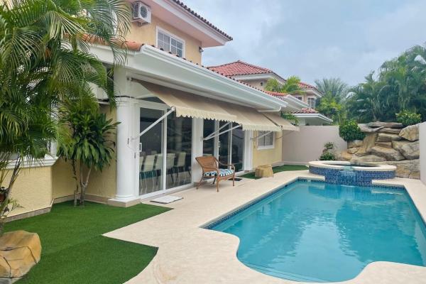 Casa unifamiliar con piscina en costa del este - palmeras