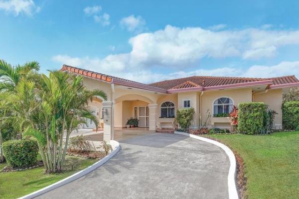 Casa con energía solar en boquete canyon village