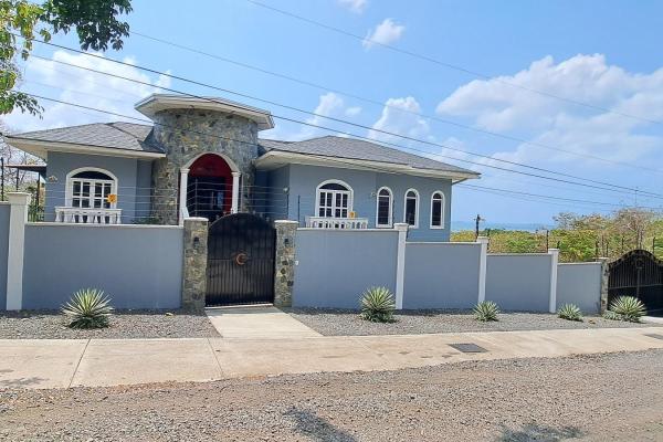 Venta de casa amoblada con piscina y vista al mar en veracruz